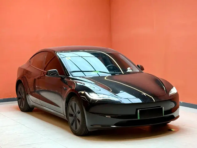 Tesla Model 3 — Фото автомобиля 3