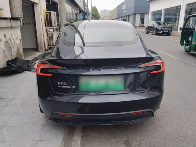 Tesla Model 3 — Фото автомобиля 5