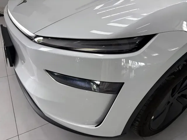 Tesla Model Y — Фото автомобиля 18