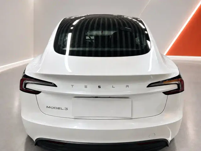 Tesla Model 3 — Фото автомобиля 5