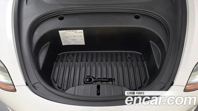 Tesla Model 3 — Фото автомобиля 9