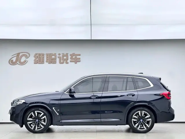 BMW iX3 — Фото автомобиля 4
