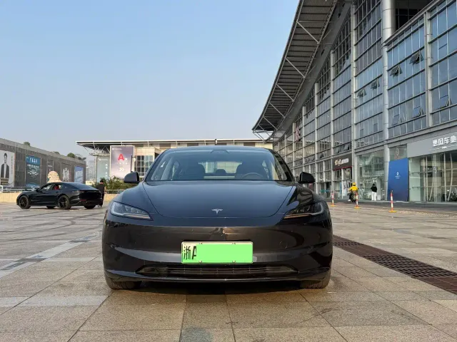Tesla Model 3 — Фото автомобиля 2