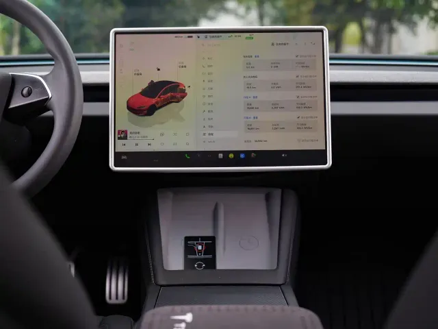 Tesla Model 3 — Фото автомобиля 8