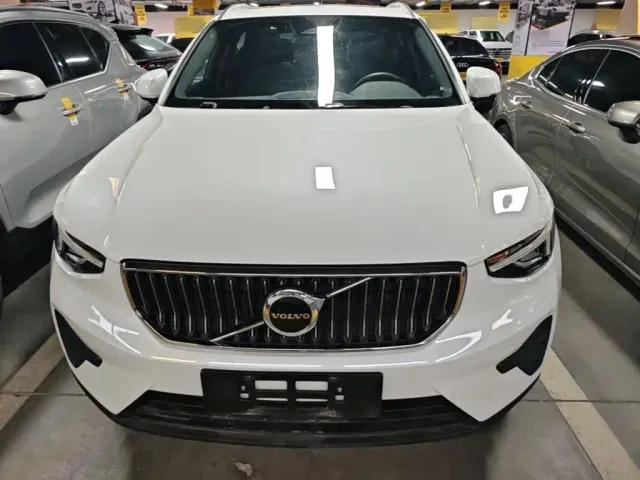 Volvo XC40 — Фото автомобиля 2