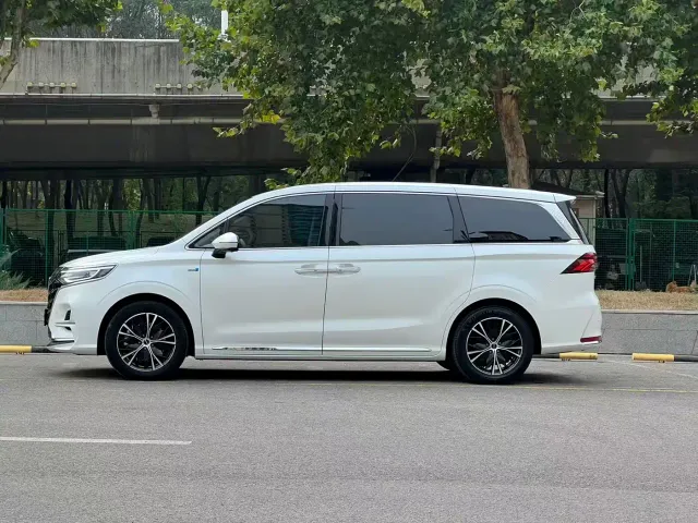Roewe iMAX8 — Фото автомобиля 3