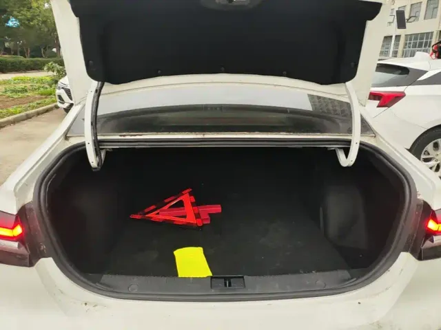 Roewe i6 MAX EV — Фото автомобиля 18