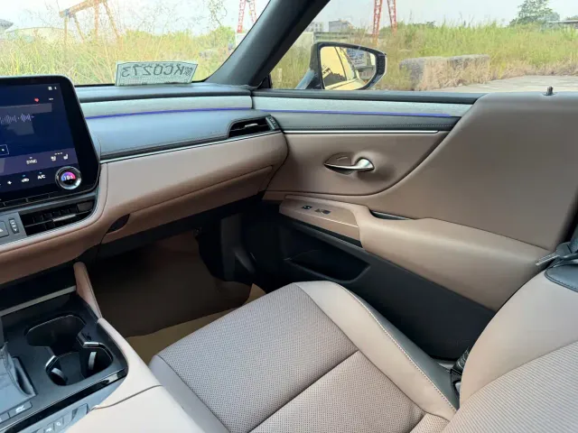 Lexus ES — Фото автомобиля 10