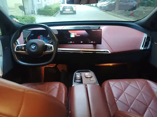 BMW iX — Фото автомобиля 9