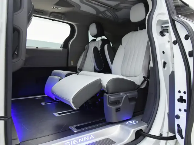 Toyota Sienna — Фото автомобиля 5