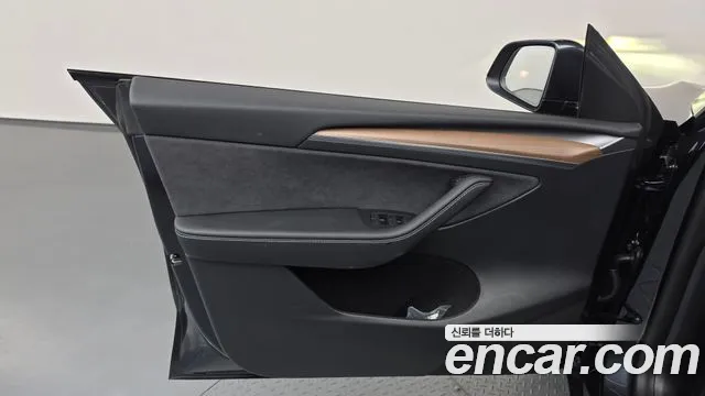 Tesla Model Y — Фото автомобиля 13