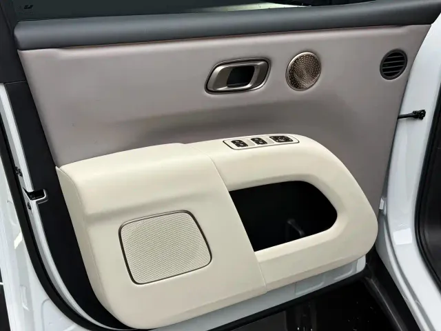 Li Auto i8 — Фото автомобиля 11