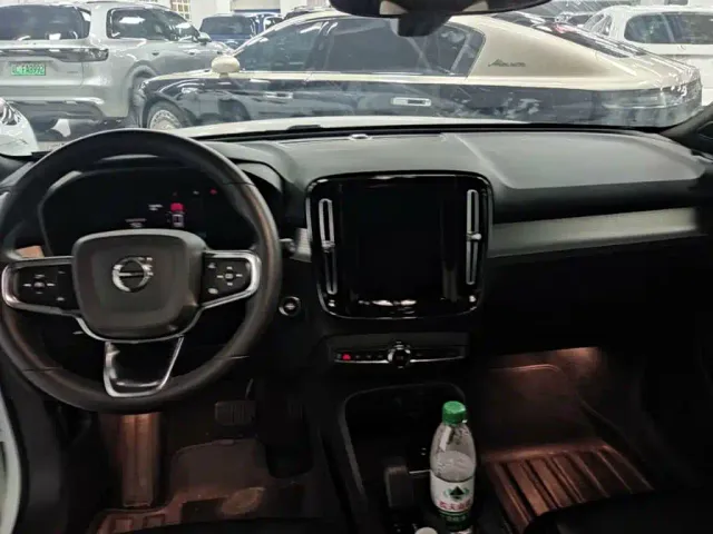 Volvo XC40 — Фото автомобиля 9