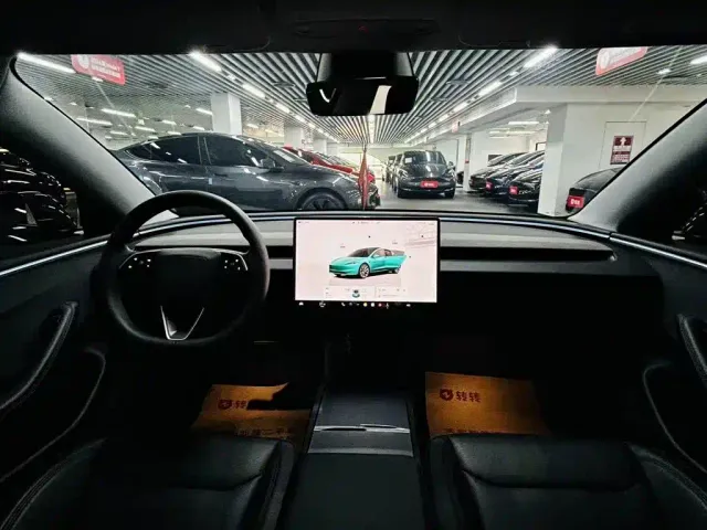 Tesla Model 3 — Фото автомобиля 8