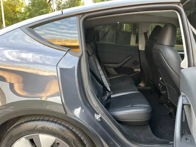 Tesla Model Y — Фото автомобиля 17