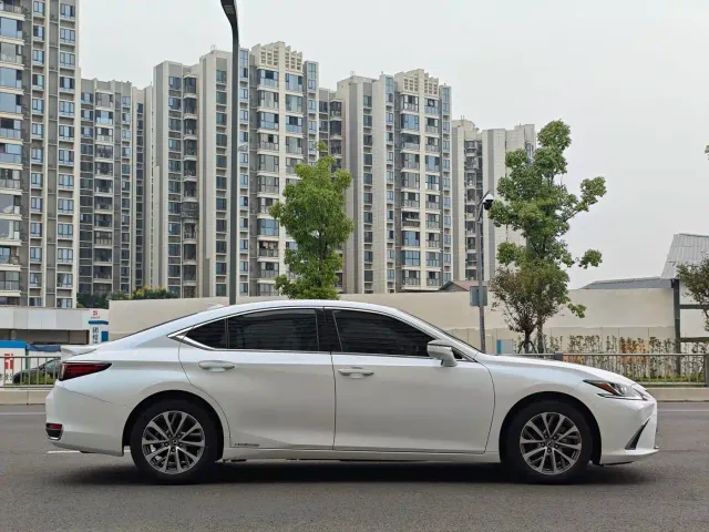 Lexus ES — Фото автомобиля 3