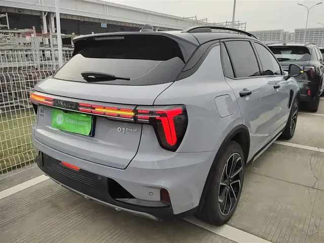 Lynk & Co 01 — Фото автомобиля 4