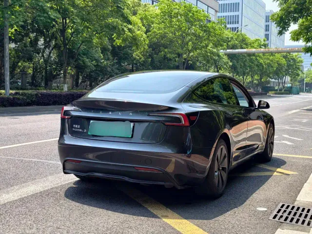 Tesla Model 3 — Фото автомобиля 7
