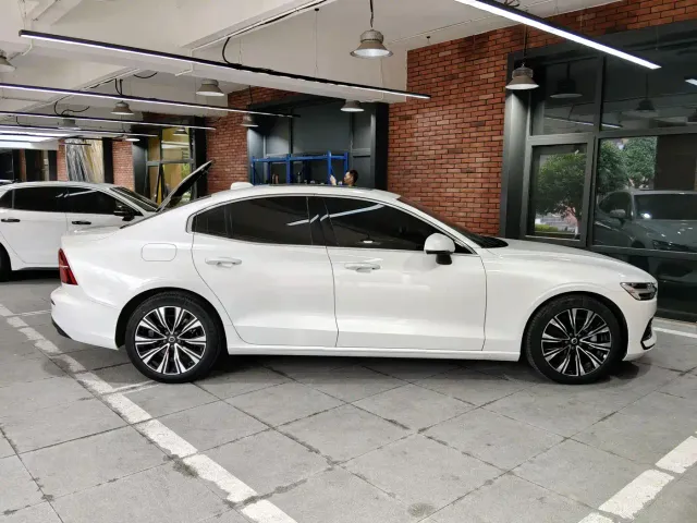 Volvo S60 — Фото автомобиля 5