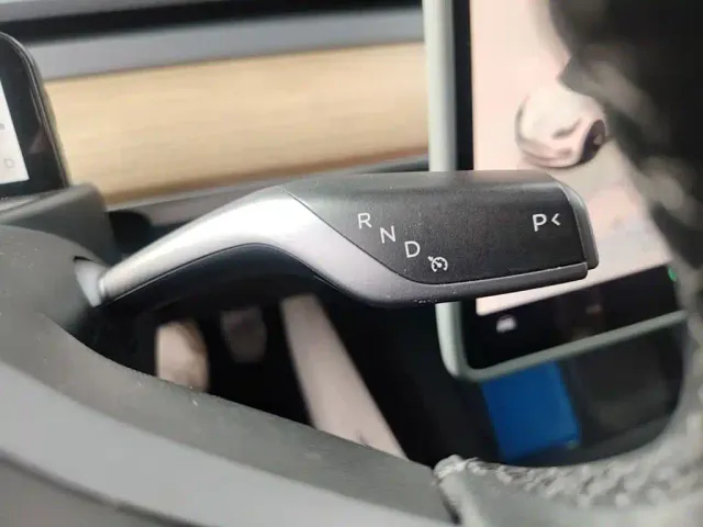 Tesla Model 3 — Фото автомобиля 13