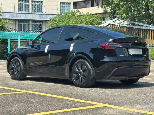 Tesla Model Y — Фото автомобиля 7