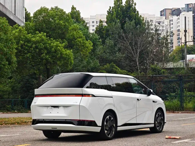 Xpeng X9 — Фото автомобиля 9
