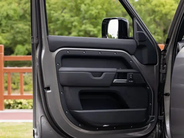 Land Rover Defender — Фото автомобиля 15