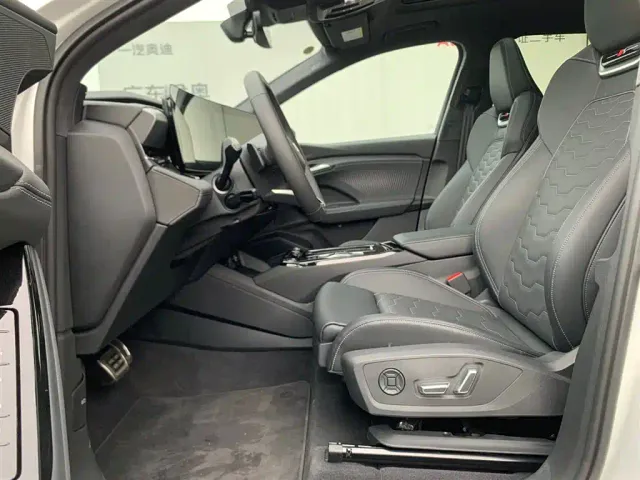 Audi Q6L e-tron — Фото автомобиля 7