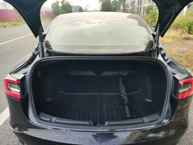 Tesla Model 3 — Фото автомобиля 18