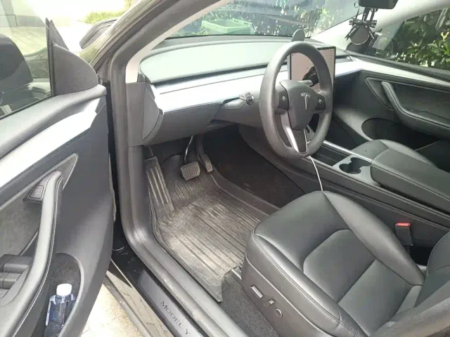 Tesla Model Y — Фото автомобиля 17