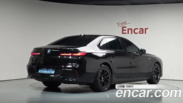 BMW i7 G70 — Фото автомобиля 2