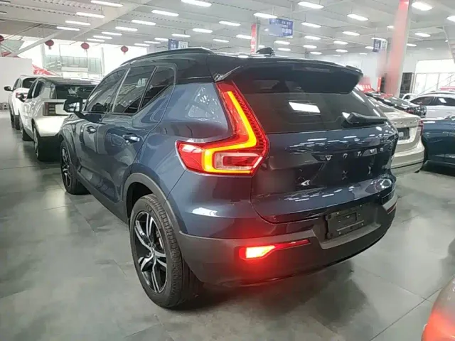 Volvo XC40 — Фото автомобиля 4