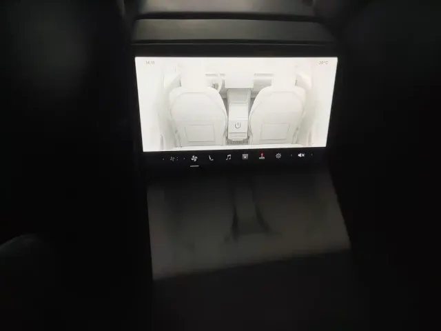 Tesla Model 3 — Фото автомобиля 10