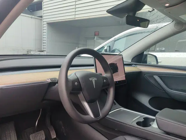 Tesla Model Y — Фото автомобиля 8