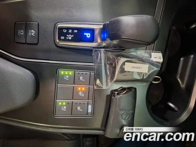 Lexus UX — Фото автомобиля 15