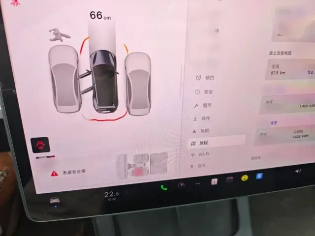 Tesla Model 3 — Фото автомобиля 5