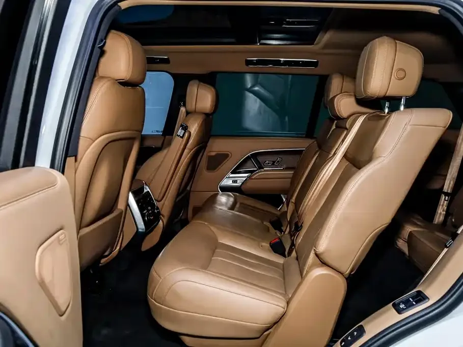 Land Rover Range Rover 2023 3.0 L6 400PS Golden Age 7-Seater Long Wheelbase — Фото автомобиля 11