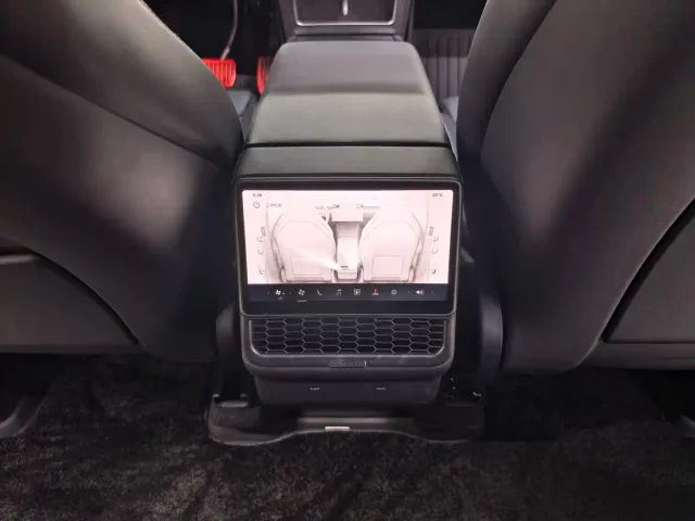 Tesla Model Y L — Фото автомобиля 6