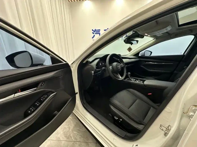 Mazda Axela — Фото автомобиля 8