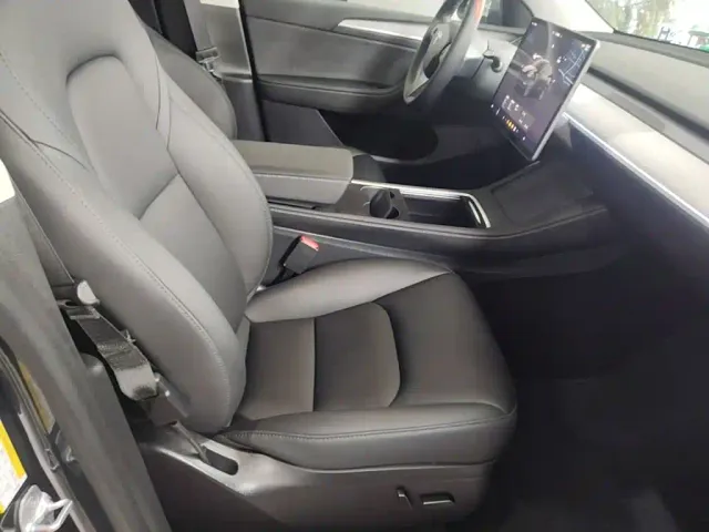 Tesla Model Y — Фото автомобиля 24
