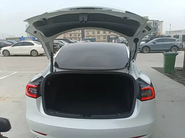 Tesla Model 3 — Фото автомобиля 18