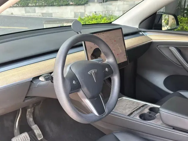 Tesla Model Y — Фото автомобиля 8