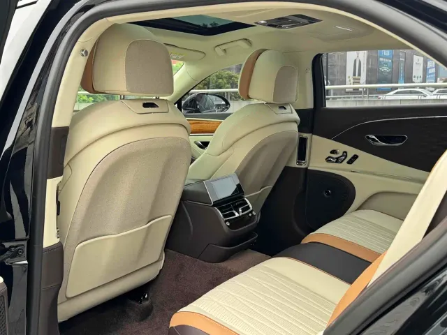 Bentley Flying Spur — Фото автомобиля 11