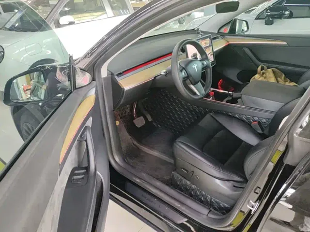 Tesla Model Y — Фото автомобиля 15
