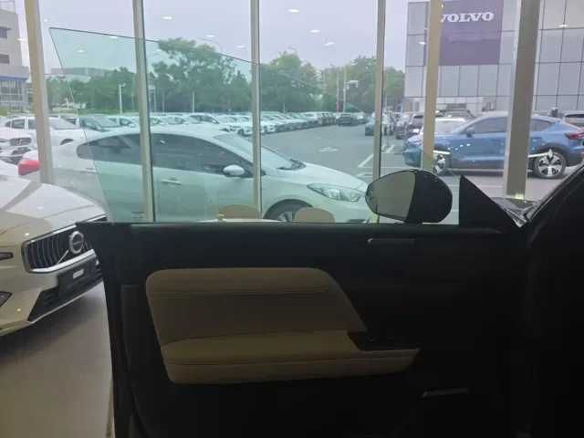 Volvo XC70 Plug-in Hybrid — Фото автомобиля 15