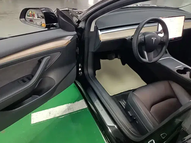 Tesla Model 3 — Фото автомобиля 15