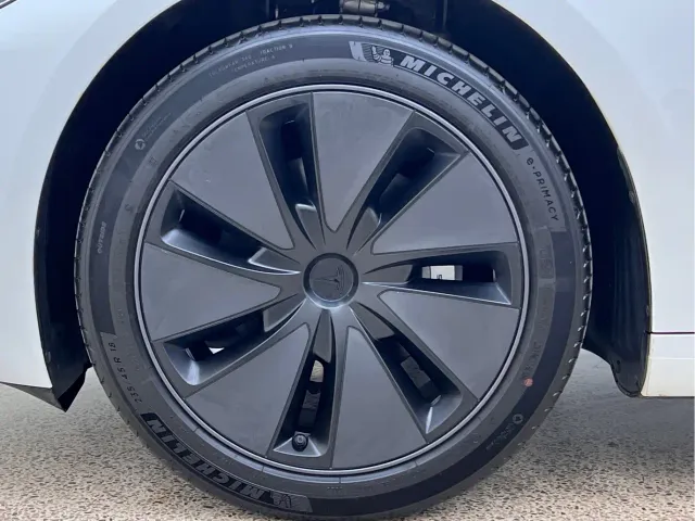Tesla Model 3 — Фото автомобиля 5