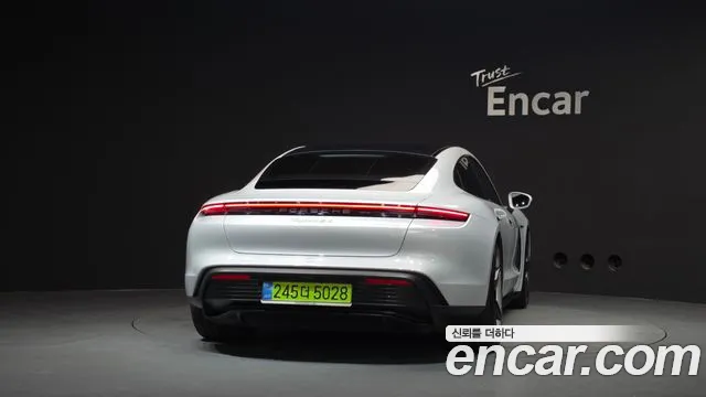 Porsche Taycan — Фото автомобиля 4