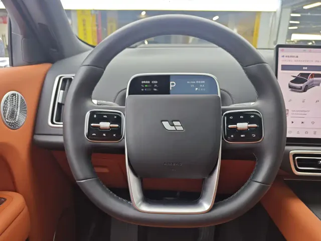 Li Auto L8 — Фото автомобиля 8