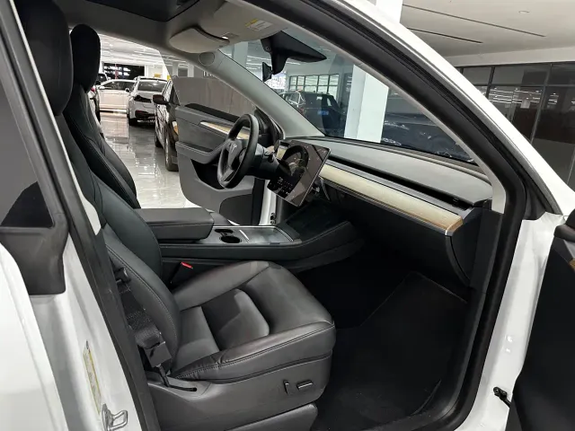 Tesla Model Y — Фото автомобиля 8